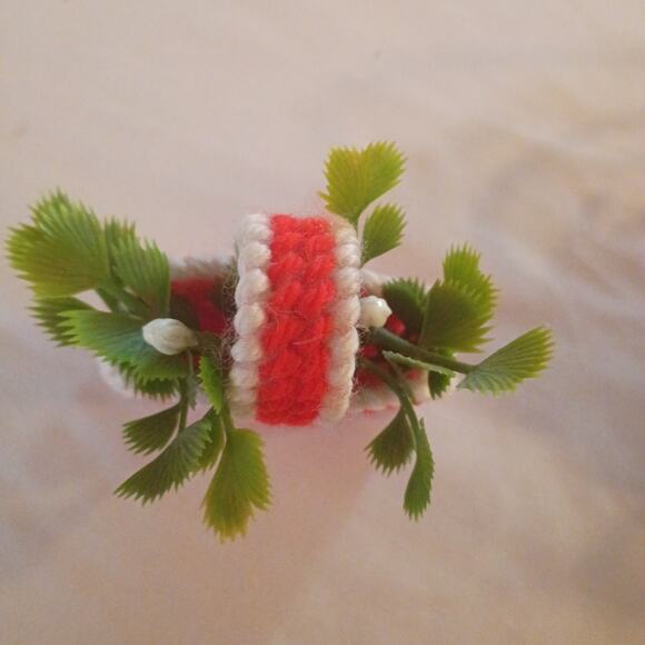 Lot of 5 Vintage small Handmade Plastic Canvas Baskets Christmas Tree Ornaments - Picture 9 of 15